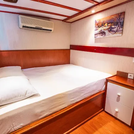 船上ホテル Esperanza マルマリス